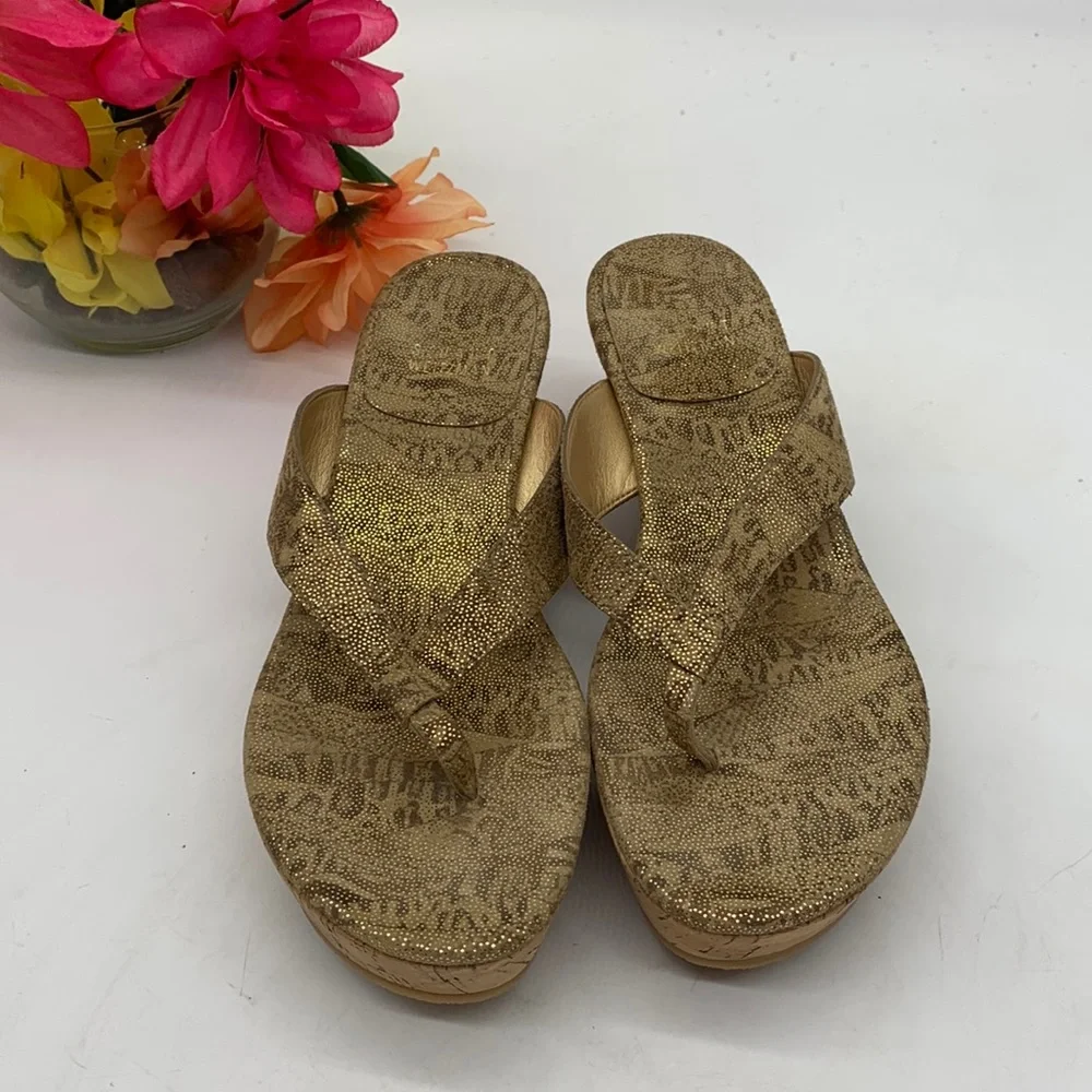 Stuart Weitzman gold wedge thong sandals size 7 MCW4035B - Picture 2 of 10